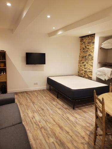 Un pat sau paturi într-o cameră la Studio rez de chaussée maison proximité station ski