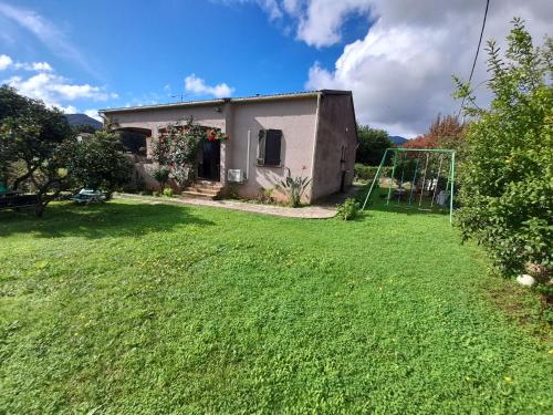 Ein Garten an der Unterkunft Corse Maison de campagne mer et montagne