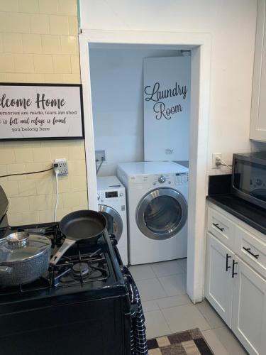 Imagen de la galería de Cozy Spacious, free parking, near it all, en South Gate