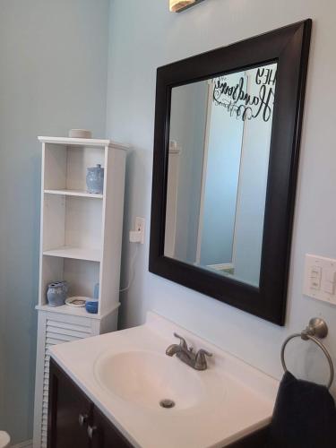 Imagen de la galería de Cozy Spacious, free parking, near it all, en South Gate