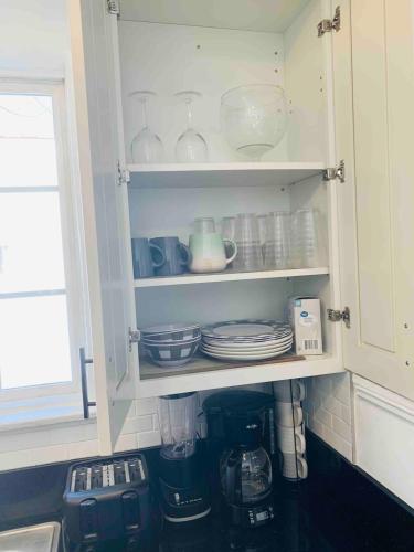 Una cocina o zona de cocina en Cozy Spacious, free parking, near it all