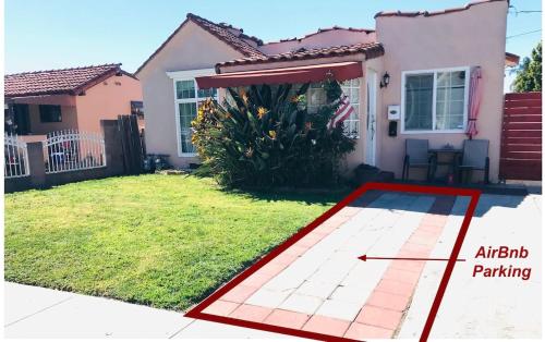 una foto de una casa con patio y patio en Cozy Spacious, free parking, near it all, en South Gate