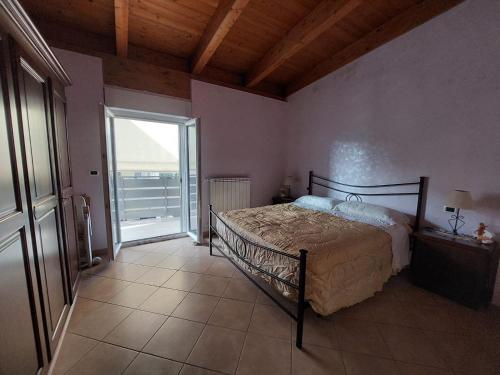 Un dormitorio con una cama y una ventana grande en Elvira, en Marina di Montenero