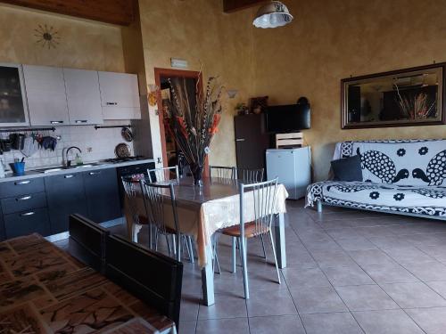 Una cocina y una sala de estar con mesa y sillas. en Elvira, en Marina di Montenero