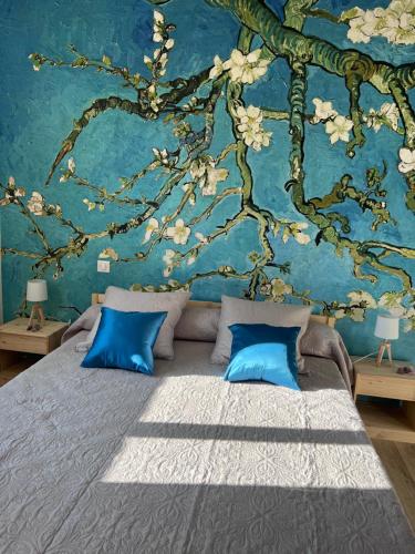 une chambre avec un mur bleu et une fresque murale sur les arbres dans l'établissement Jolie maison avec jardin, 2 chambres, à Saint-Jean-de-Fos