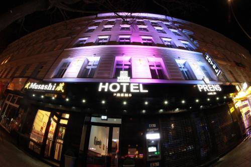 un edificio de hotel iluminado por la noche con luces púrpuras en Hotel Prens Berlin en Berlín