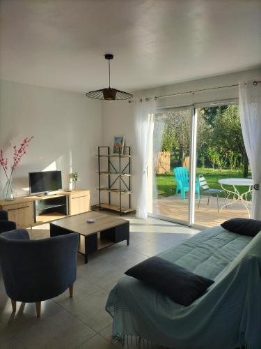 une chambre avec un lit et une porte coulissante en verre dans l'établissement Gîte Le Pastel Du Midi, à Gaillac