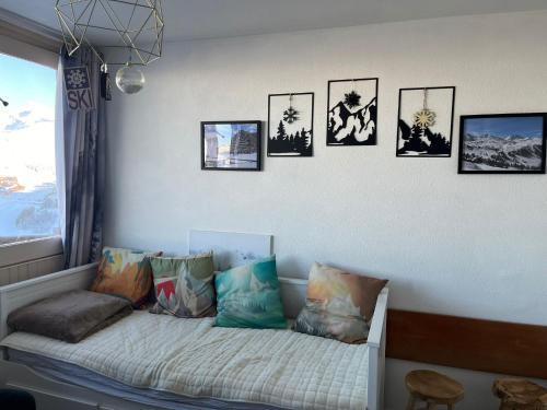 Postel nebo postele na pokoji v ubytování Appartement 4 personnes dans le mythique Paquebot des Neiges à La Plagne