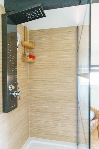 une douche avec une porte vitrée dans une salle de bain dans l'établissement Agréable maison, à Marignane
