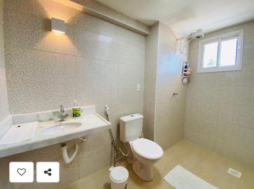 カウカイアにあるBeach Place Cumbucoの白いトイレと洗面台のあるバスルーム