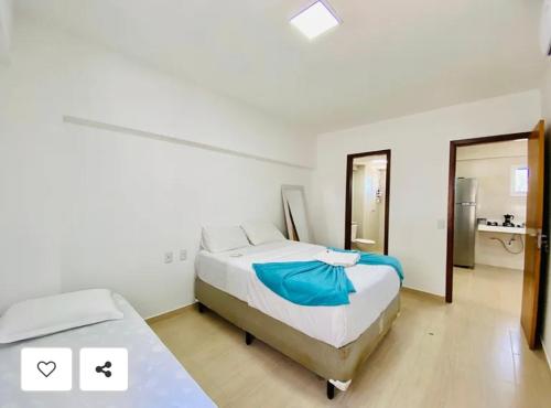 カウカイアにあるBeach Place Cumbucoの大きなベッドとバスルームのある寝室