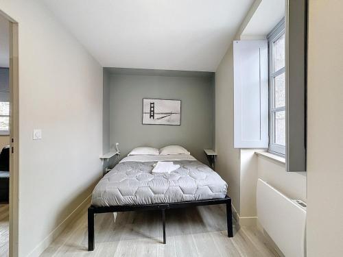 une chambre avec un lit dans une pièce dans l'établissement Appartement tout neuf 4 pers N2, à Riom