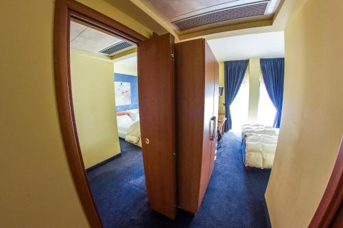 a room with a door leading to a bedroom at Best Western Hotel Class Lamezia in Lamezia Terme