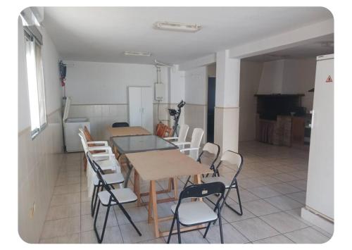 a table and chairs in a room with a kitchen at Casa a 200 metros de la playa 10 PAX in Almazora