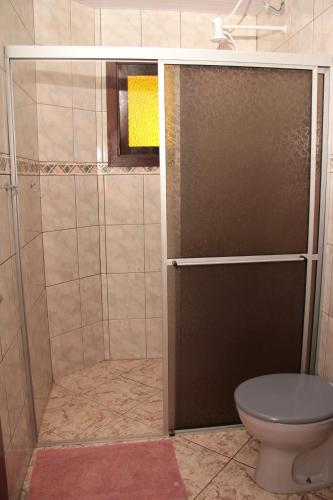a bathroom with a shower with a toilet at Residencial Aracuã in Bombinhas