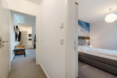 una camera da letto con un letto e un dipinto sul muro di Seeschwalbe a Olpenitz