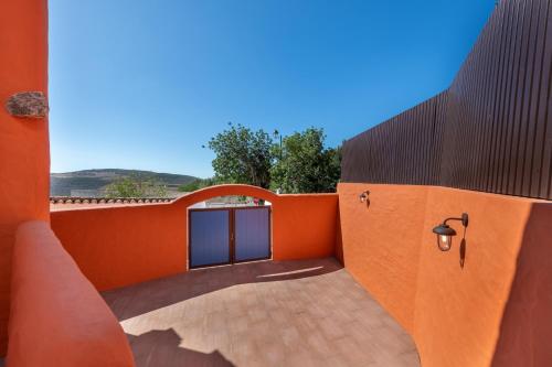 a view from the outside of a house with an orange wall at Alte Com Amor in Alte