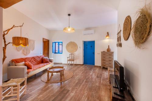 a living room with a couch and a table at Alte Com Amor in Alte