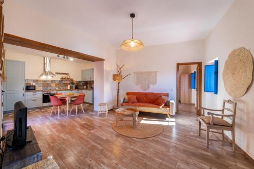 a living room with a couch and a table at Alte Com Amor in Alte