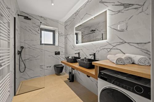 BenažićiにあるVilla Nene Luxus Und Spaの洗面台が2つと鏡があるバスルーム