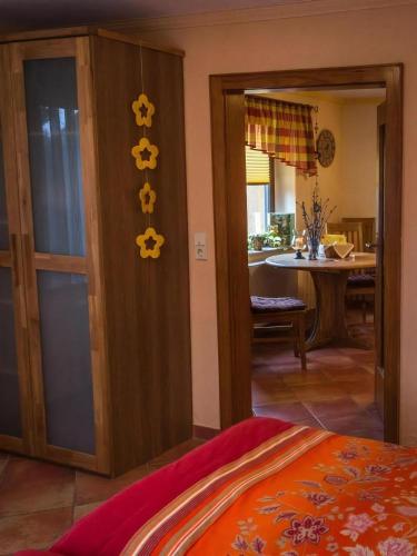a bedroom with a door with flowers on it at Tolle Wohnung In Niedergurig Mit Garten, Grill Und Sauna in Malschwitz
