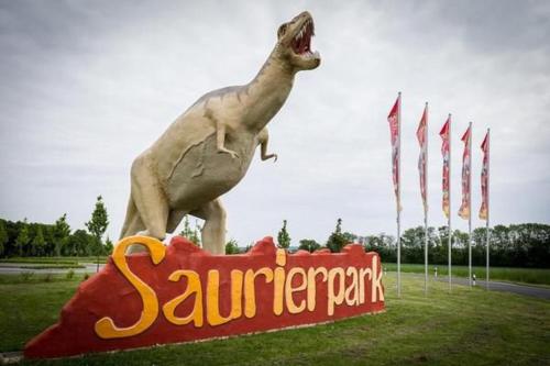 a statue of a dog jumping over a sign at Tolle Wohnung In Niedergurig Mit Garten, Grill Und Sauna in Malschwitz
