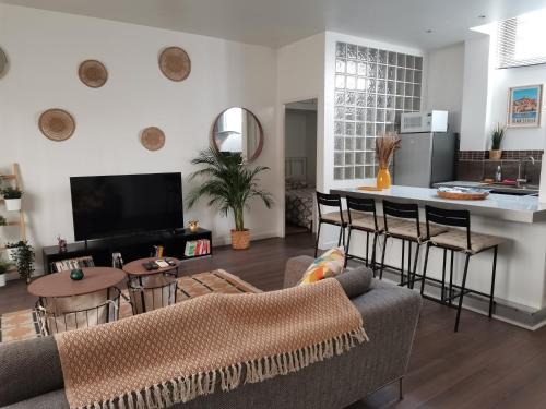 un salon avec un canapé et une table dans l'établissement Appartement Catalans, à Marseille