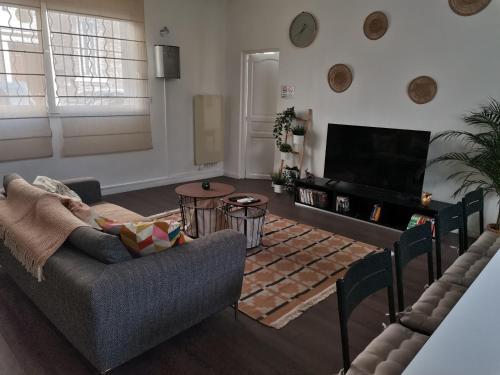 un salon avec un canapé et une télévision dans l'établissement Appartement Catalans, à Marseille