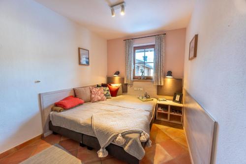 Una cama o camas en una habitación de Dorfchalets & Apartments - in Kaprun centre including FREE entry Tauern Spa and Summer Card