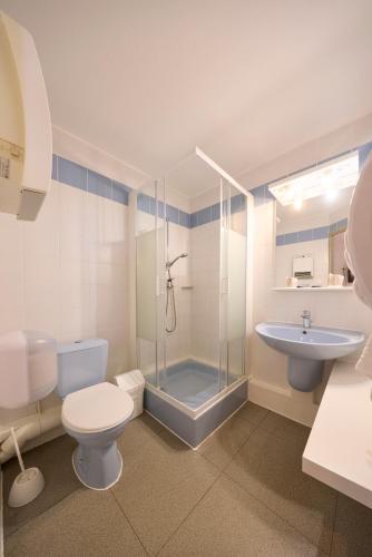 Ένα μπάνιο στο Hôtel-Restaurant Le Calice Du Gevaudan - A75