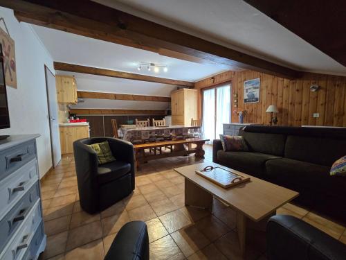 un salon avec un canapé et une table dans l'établissement Chalet le Feufy, à Morzine