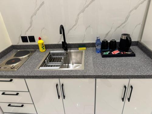 شواهق للشقق المخدومة2にあるキッチンまたは簡易キッチン