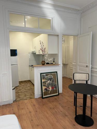 un salon avec cheminée et une cuisine dans l'établissement appartement Paris 8, à Paris
