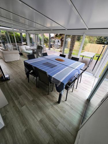 une salle à manger avec une table et des chaises bleues dans l'établissement La Berne'rit, à La Bernerie-en-Retz