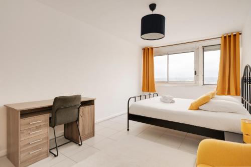 une chambre avec un lit, un bureau et une chaise dans l'établissement L 'entre Vue - Nancy Gare Congrès - 6 Pers - Parking, à Nancy