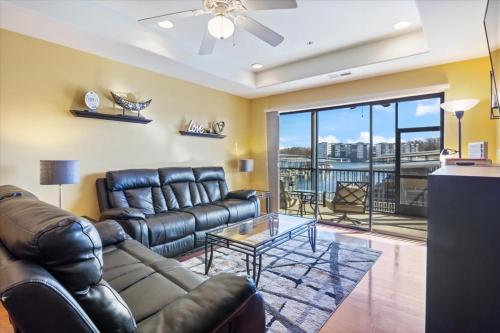 Χώρος καθιστικού στο Lakefront Luxury Condo at The Falls