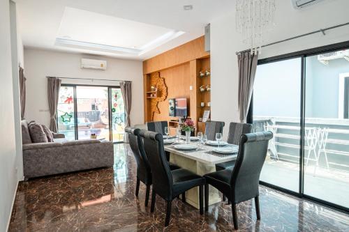 a dining room with a table and chairs at Baanmeesuk Pool Villa Pattaya in Jomtien Beach