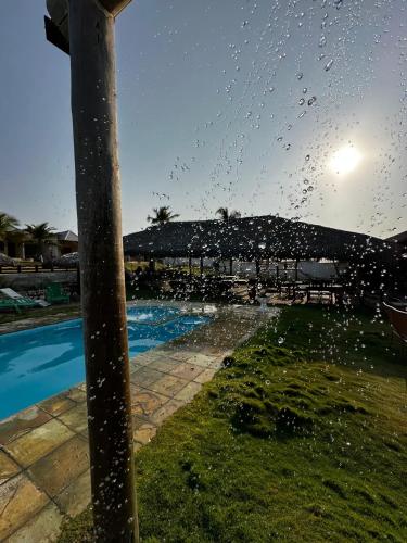 a swimming pool with water pouring out of a window at Pousada Amor a Mar Pé na Areia na Praia de Barreiras, Icapuí in Icapuí