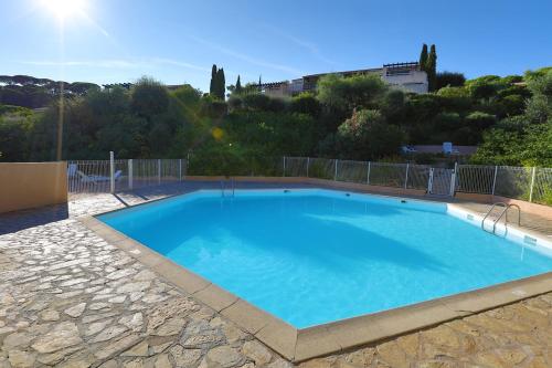 une grande piscine avec de l'eau bleue dans l'établissement CHARMANT STUDIO AVEC TERRASSE et VUE MER EXCEPTIONNELLE, à Sainte-Maxime
