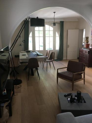 - un salon avec une voûte, une table et des chaises dans l'établissement 25m Plage Benoit Grands Hôtels 3p Salon 2 Chambres 65m2, à La Baule