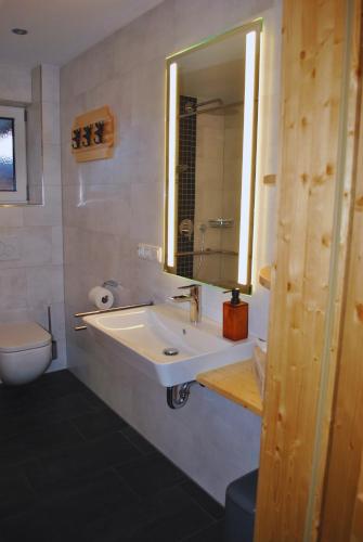 Bilik mandi di Ferienwohnung Eschental