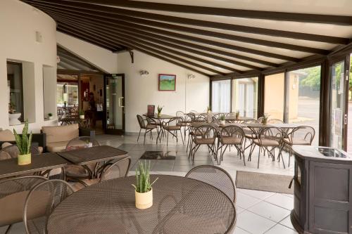 Restaurace v ubytování Hôtel-Restaurant Le Calice Du Gevaudan - A75