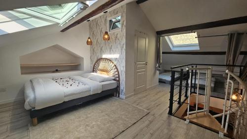 une chambre avec un lit et un escalier à l'intérieur dans l'établissement Le Montmorency 56, déco rénové, proximité centre Climatisation, à Sète