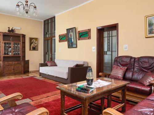 un soggiorno con divano e tavolo di Apartment Palata Bizanti a Kotor (Cattaro)