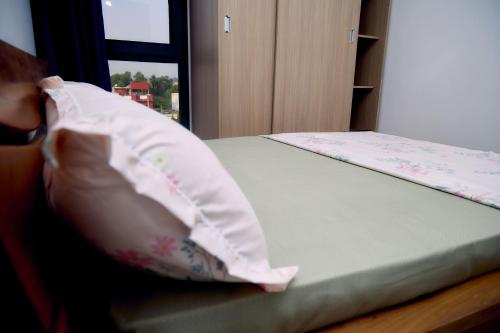 En eller flere senge i et værelse på Breeze Residence