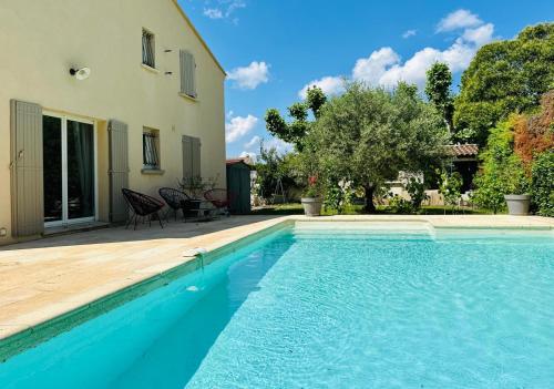 une maison avec piscine à côté d'une maison dans l'établissement Villa JELOD, piscine jardin sans vis à vis, à Saint-Rémy-de-Provence
