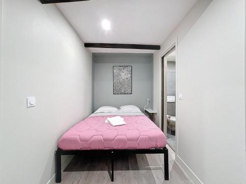 - une chambre avec un lit rose dans l'établissement Appartement tout neuf 4 pers N6, à Riom