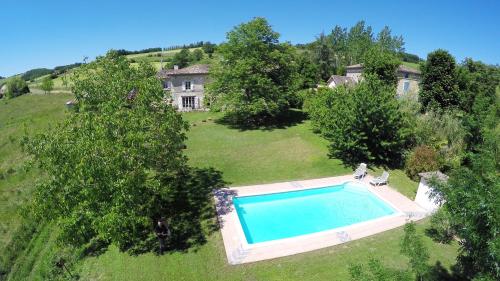 - une vue sur une grande cour avec une piscine dans l'établissement Gite Domaine De Laubal, à Gaillac