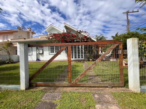 a gate in the front yard of a house at Casa aconchegante em Garopaba in Garopaba