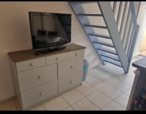À 50m de la plage, emplacement idéal, spacieuse maison, 3 grandes chambres 6 couchages, devant la grande plage
